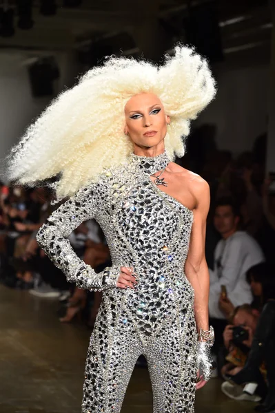 Phillipe Blond camina por la pasarela en el desfile de moda The Blonds — Foto de Stock