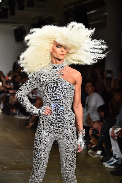 Phillipe Blond går banan vid The Blonds modevisning — Stockfoto