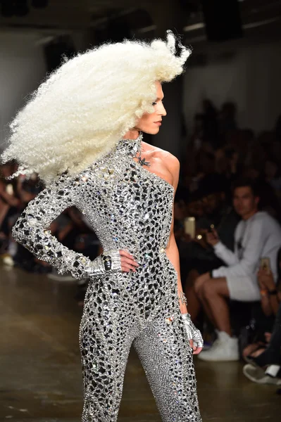 Філіпа Блонд прогулянки злітно-посадкова смуга моди шоу блондинки — стокове фото