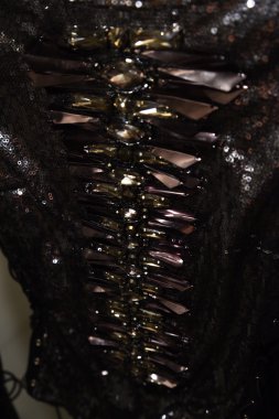  giysi ve aksesuarları Sarışınlar Fashion Show önce sahne arkasında