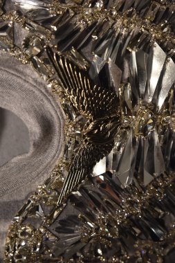  giysi ve aksesuarları Sarışınlar Fashion Show önce sahne arkasında