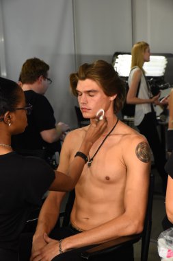  Blonds gösterisi sırasında sahne arkası