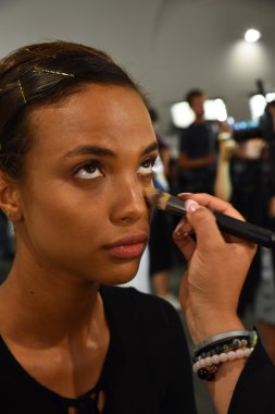  Blonds gösterisi sırasında sahne arkası