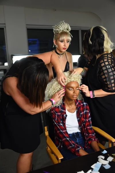 Modelos preparan tras bastidores durante el show de The Blonds — Foto de Stock