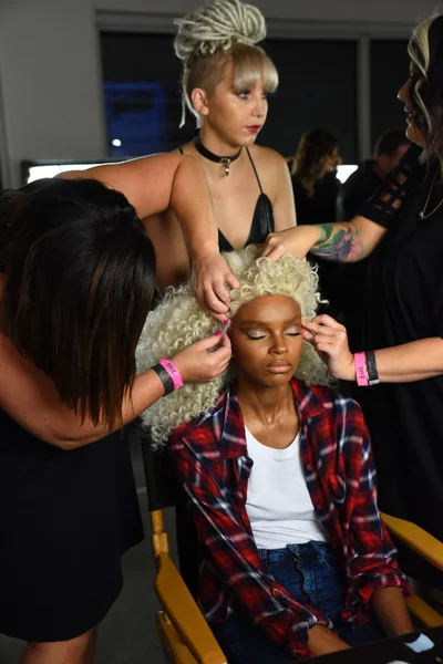 Modellen bereiden backstage tijdens de blonds show — Stockfoto