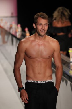 Kyboe! Defile sırasında New York Moda Haftası