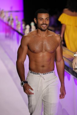 Kyboe! Defile sırasında New York Moda Haftası