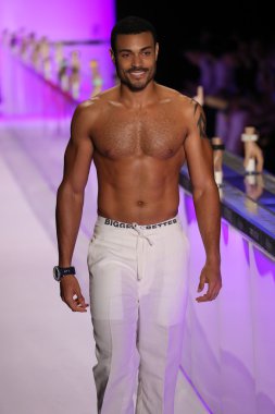 Kyboe! Defile sırasında New York Moda Haftası