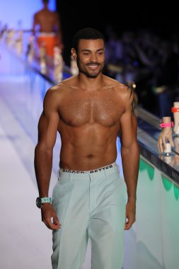 Kyboe! Defile sırasında New York Moda Haftası