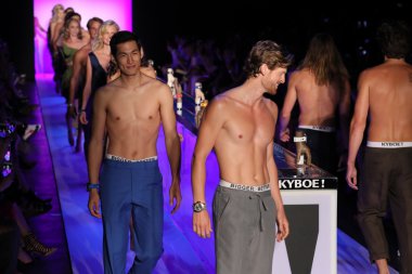  Kyboe! Defile sırasında New York Moda Haftası