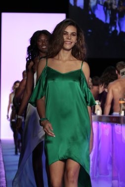 Kyboe! Defile sırasında New York Moda Haftası