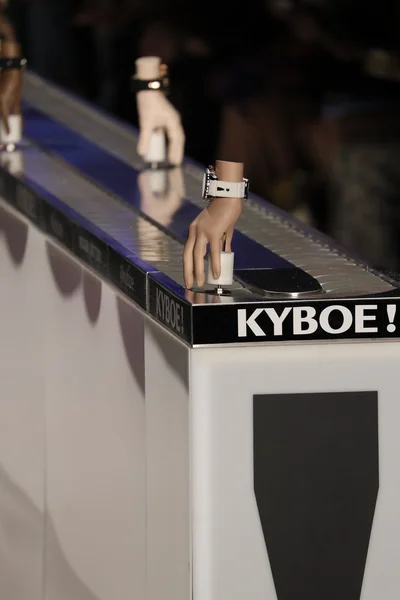 ¡Relojes en la pista del KYBOE! desfile de moda — Foto de Stock