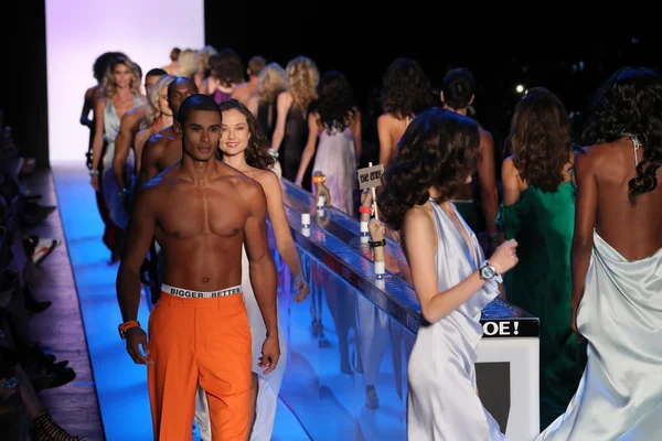 ¡KYBOE! desfile de moda durante la Semana de la Moda de Nueva York — Foto de Stock