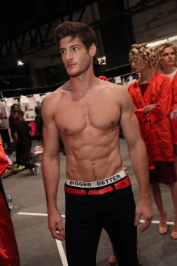  Kyboe önce sahne arkasında! moda gösterisi