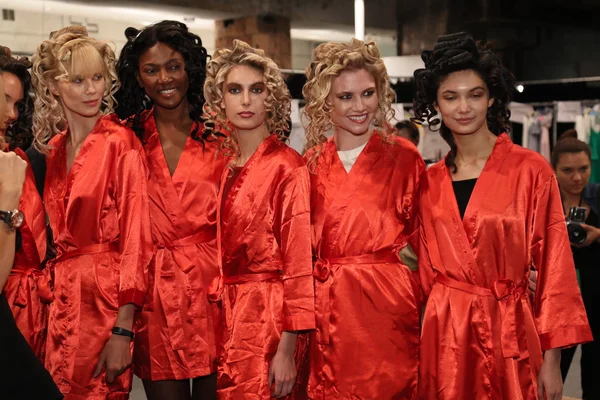 Tras bastidores antes que el KYBOE! desfile de moda — Foto de Stock