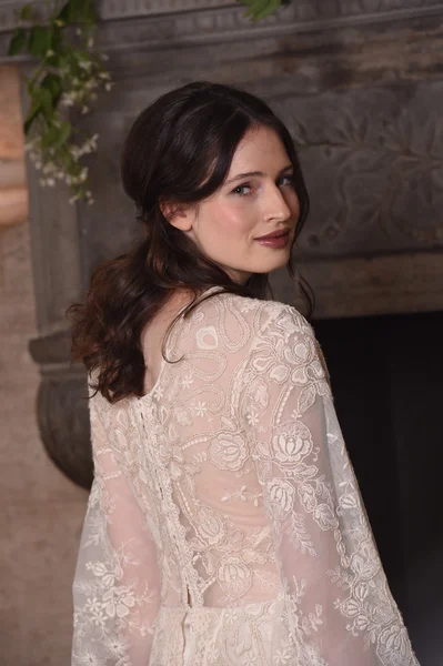 Claire Pettibone vier seizoenen catalogus fotoshoot — Stockfoto