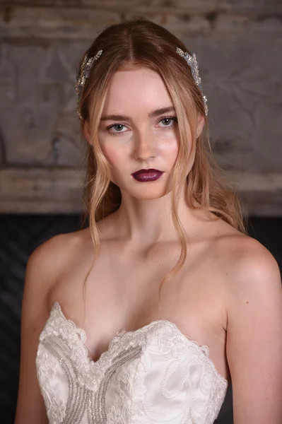 Claire pettibone katalog für vier jahreszeiten fotoshooting — Stockfoto