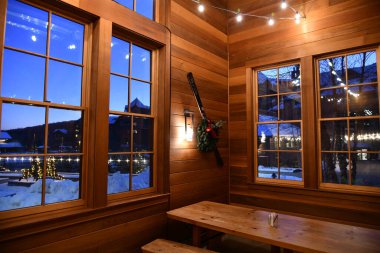 Vermont 'taki Stowe Kayak Tatil Köyü' ndeki Whistlehog Restoranı. Ilık ışık iç mekan, yüksek çözünürlüklü görüntü..
