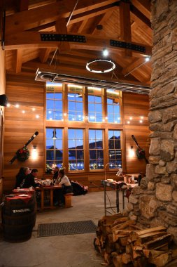 Vermont 'taki Stowe Kayak Tatil Köyü' ndeki Whistlepig restoranı, sıcak ışık, yüksek çözünürlüklü iç mekan