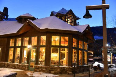 Vermont 'taki Stowe Dağı Kayak Tesisi, geceleri Spruce Tepesi Villlage, yüksek çözünürlüklü görüntü