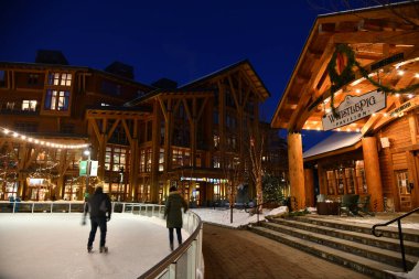 Vermont 'taki Stowe Dağı Kayak Tesisi, Spruce Tepesi' ndeki buz pateni pisti geceleri yüksek çözünürlüklü görüntü.