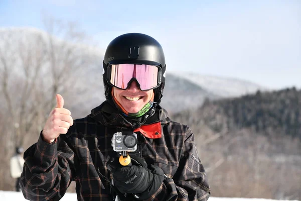 Szczęśliwy Snowboardzista Trzymający Kamerę Akcji Robiący Znak Kciuka Zboczach Góry — Zdjęcie stockowe
