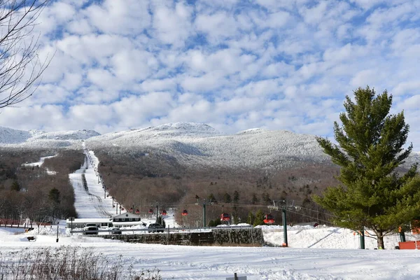 Wyciąg Gondolowy Ośrodku Narciarskim Stowe Vermont Widok Stoki Górskie Mansfield — Zdjęcie stockowe