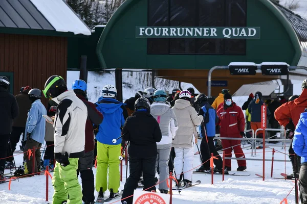 Fourrunner Quad Lift Stowe Ski Resort Vermont Esquiadores Linhas Início — Fotografia de Stock