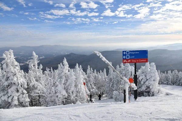 佛蒙特州的斯托 斯基度假村 俯瞰山体斜坡 12月Vt树木季节初的新雪 全景高分辨率图像 — 图库照片