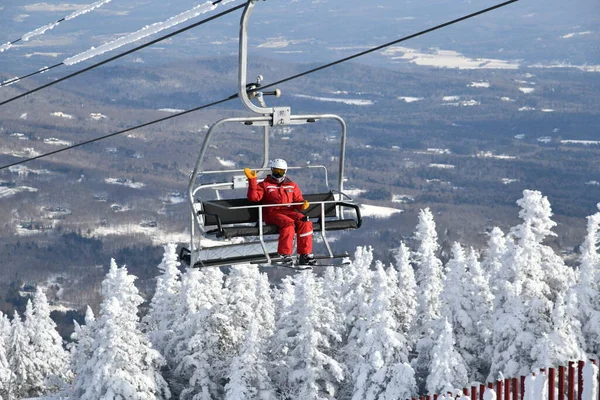 在佛蒙特州斯托斯基看曼斯菲尔德山坡时 一位身穿红色滑雪服的人担任主席 在Vt的树木上放上12月的新雪 高分辨率图像 — 图库照片