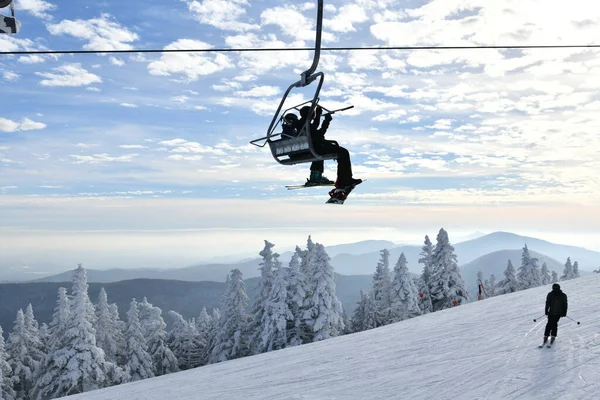 Chairlift Med Människor Stowe Ski Resort Vermont Utsikt Över Mansfield — Stockfoto