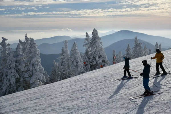 位于曼斯菲尔德4393英尺山顶的八达隆咖啡厅观景台上 与滑雪者一起俯瞰滑雪场全景 — 图库照片