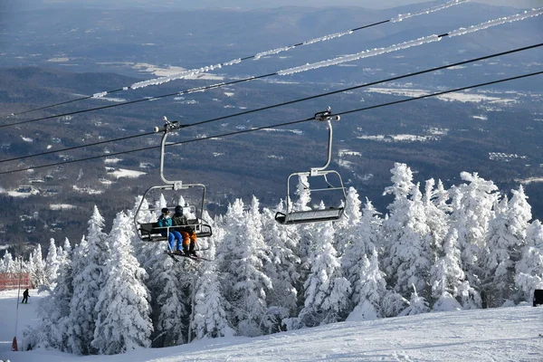 バーモント州のストウスキーリゾートの人々とのチェアリフト マンスフィールドの山の斜面への眺め Vtの早い時期の木の12月の新鮮な雪 高解像度の画像 — ストック写真