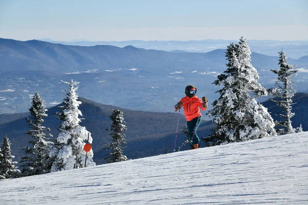 Skiër Draagt Rode Jas Zonnige Dag Verse Sneeuw Bergskigebied Stowe — Stockfoto