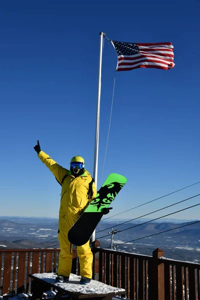 Snowboarder Wearinig Terno Amarelo Posando Para Fotos Dia Ensolarado Topo — Fotografia de Stock