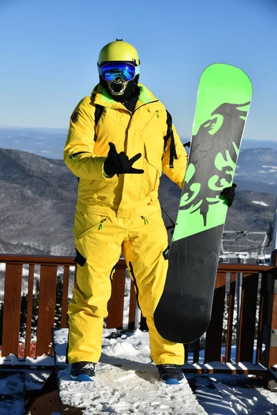 Snowboarder Wearinig Terno Amarelo Posando Para Fotos Dia Ensolarado Topo — Fotografia de Stock