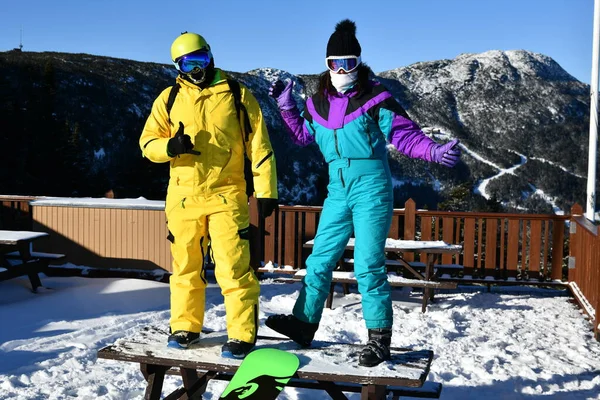 Snowboarder Und Skifahrer Posieren Einem Sonnigen Tag Mit Neuschnee Auf — Stockfoto