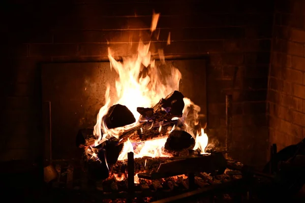 バーモント州ストウスキーリゾートのホイッスルピッグレストラン暖炉のある暖かい光のインテリア 高解像度の画像 — ストック写真