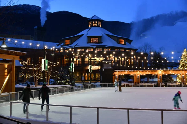 Stowe Mountain Ski Resort Vermont Lodowisko Wierzchołku Świerku Nocy Obraz — Zdjęcie stockowe