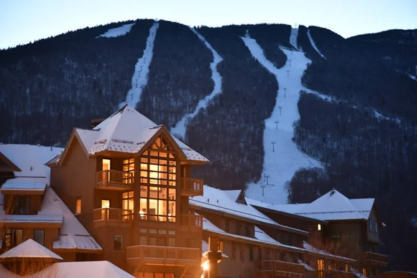 Stowe Mountain Ski Resort Vermont Spruce Peak Villlage Loghouses Natten — Stockfoto