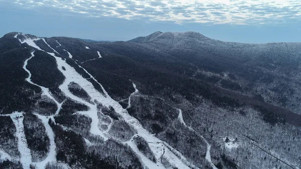 从空中俯瞰美国佛蒙特州的斯托山滑雪场 2020年冬季早期 — 图库照片