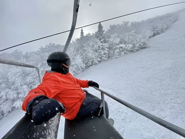 Snowboarder Sentado Cadeira Vestindo Jaqueta Vermelha Dia Neve Vermont Eua — Fotografia de Stock
