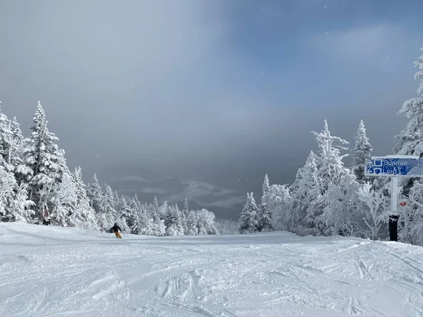 12月上旬のストウマウンテンリゾートVtでは新雪がたくさん積もっているスキー場への眺め — ストック写真