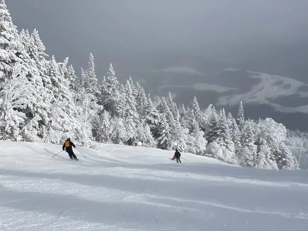 观看12月初在斯托山度假胜地Vt的滑雪场 那里有许多新鲜的粉末雪 — 图库照片