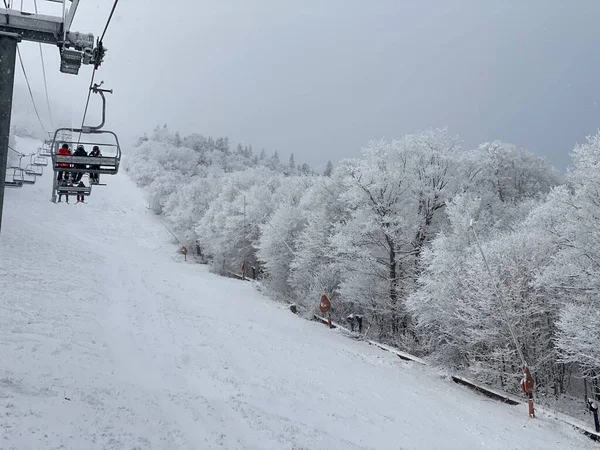 Menschen Auf Dem Sessel Des Skilifts Beim Aufstieg Einem Verschneiten — Stockfoto