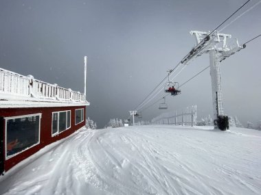 Stowe Kayak Tatil Köyü 'ndeki Mansfield tepesindeki sekizgen restoranının tepesine bakın.