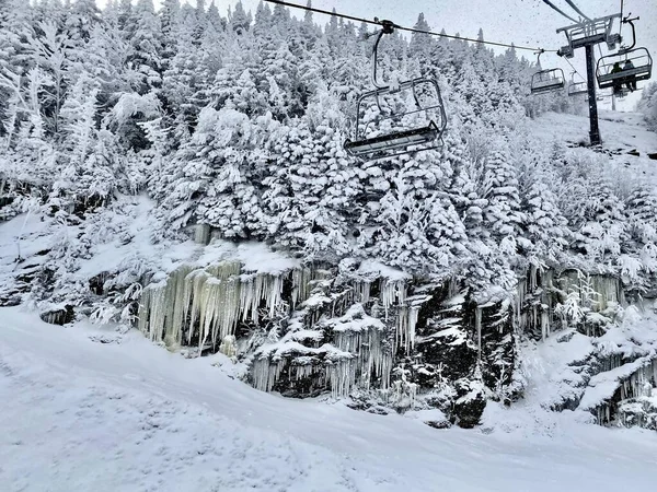 Sessellift Und Eiszapfen Auf Den Felsen Skipisten Stowe Vermont Usa — Stockfoto