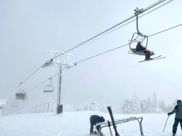 Καρέκλες Σκι Και Φρέσκο Χιόνι Στο Χιονοδρομικό Κέντρο Swowe Mountain — Φωτογραφία Αρχείου