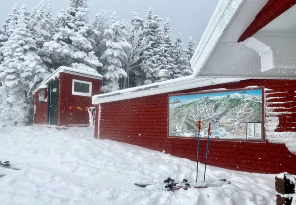 位于维吉尼亚州Stowe Ski度假村曼斯菲尔德山顶的八达通山餐馆和一双老滑雪板墙上的路径图 — 图库照片