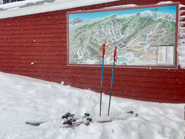 Trail Map Väggen Berg Octagon Restaurang Och Par Gamla Skidor — Stockfoto